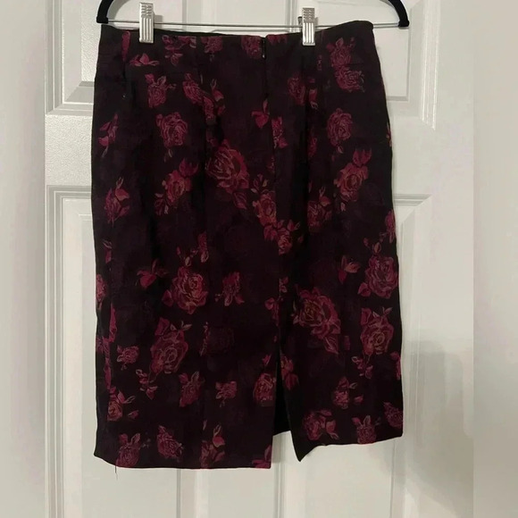 White House Black Market WHBM | Burgundy Floral Pencil Skirt | Size 6 - Picture 4 of 9